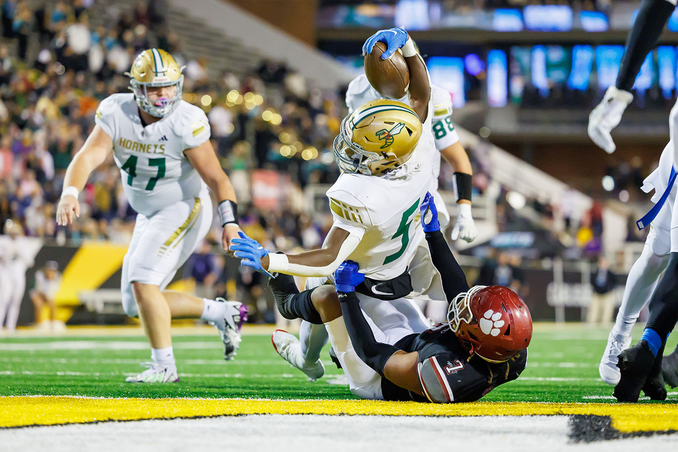 Keys reaches for the end zone.