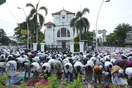 Muslims perform Eid al-Fitr prayer marking the end of the holy fasting month of Ramadan on a street in Jakarta, Indonesia, Monday, March 31, 2025. (AP Photo/Achmad Ibrahim)